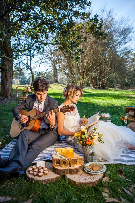 Camping Pre Wedding Shoot, Grassland Photoshoot, Prewedding Piknik, Couple Picnic, Camping Photoshoot, Wedding Fotos, Waterproof Picnic Blanket, Always A Bridesmaid, Pre Wedding Poses