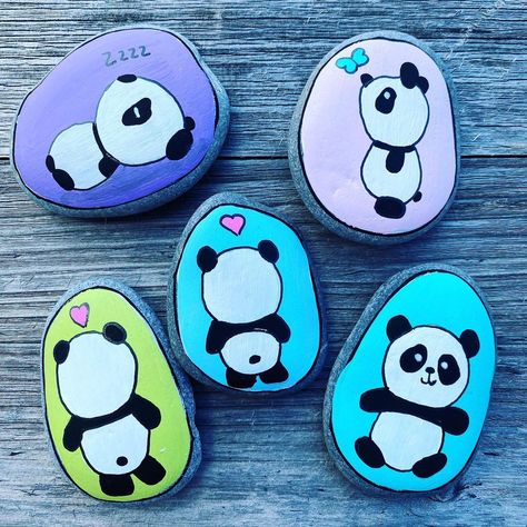 Kawaii Rock Painting, Panda Painted Rocks, Bear Rock Painting Ideas, Panda Rock Painting, Animals On Rocks Stone Painting, Panda Stone Painting, Panda Family, Panda Painting, Happy Rock