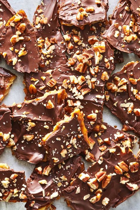 Saltine Cracker Toffee Saltine Cracker Toffee, Saltine Toffee, Bake Christmas, Favorite Holiday Desserts, Cracker Candy, Cracker Toffee, Toffee Cookies, Saltine Crackers, Peppermint Cookies