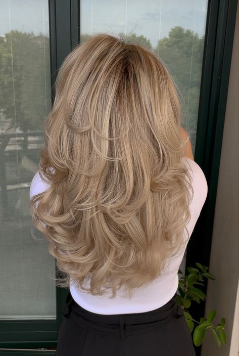 a picture of a blonde girl with baby highlights, blowout look and layered haircut Blonde Layered Highlights, 90s Layered Blonde Blowout Hair, 99s Layered Hair, Back To Blonde Hair, Haircut Inspo Blonde, Layers Short Blonde Hair, Blonde Hair And Highlights, Hair Inspiration Blonde Highlights, 90s Blonde Balayage