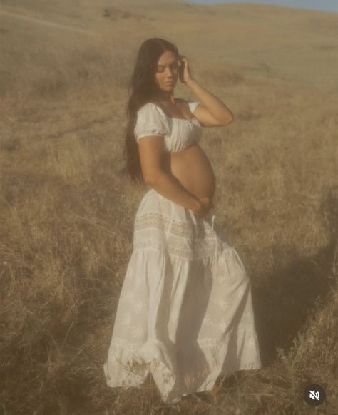 Maternity Photography Vintage, Jungle Maternity Shoot, Overall Maternity Pictures, Maternity Pictures With Family, Rainbow Maternity Shoot, Maternity Film Photography, Vintage Pregnancy Pictures, Whimsical Maternity Shoot, Early Pregnancy Photoshoot