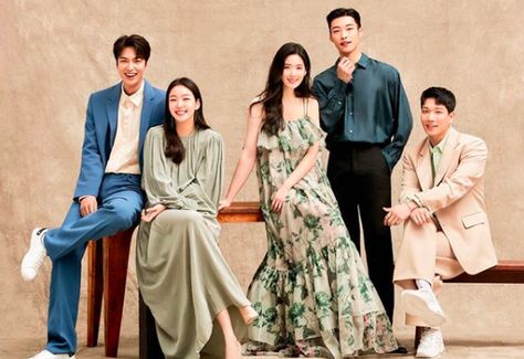 Lee Min Ho and Kim Go Eun joke around between takes on The King: Eternal Monarch set Family Photo Studio, Family Photoshoot Poses, Lee Min Ho Photos, Family Portrait Poses, Korean Best Friends, The King Eternal Monarch, Eternal Monarch, Kim Go Eun, Best Photo Poses