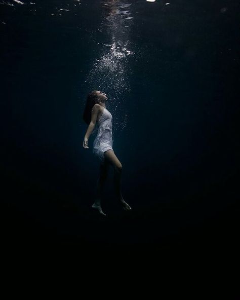 Thalassophobia on Instagram: “🦑 Thalassophobia - an intense and persistent fear of the sea or of sea travel. 🌌 Follow if you like to feel uncomfortable.…” Underwater Art, Underwater Photos, Water Photography, Under Water, Trik Fotografi, Dark Photography, Underwater Photography, In The Ocean, Underwater World