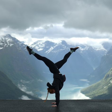 A week of handstands, hikes and half elbow levers 🇳🇴🤸 #calisthenics #calisthenicsgirls #calisthenicsworldwide #norway #travel #calisthenicsmovement Calisthenics Girl Aesthetic, Calestenics Aesthetic Women, Calestenics Aesthetic, Handstand Aesthetic, Female Calisthenics, Flexibility Aesthetic, Calisthenics Aesthetics, Calisthenics Women, Hobbies Aesthetic