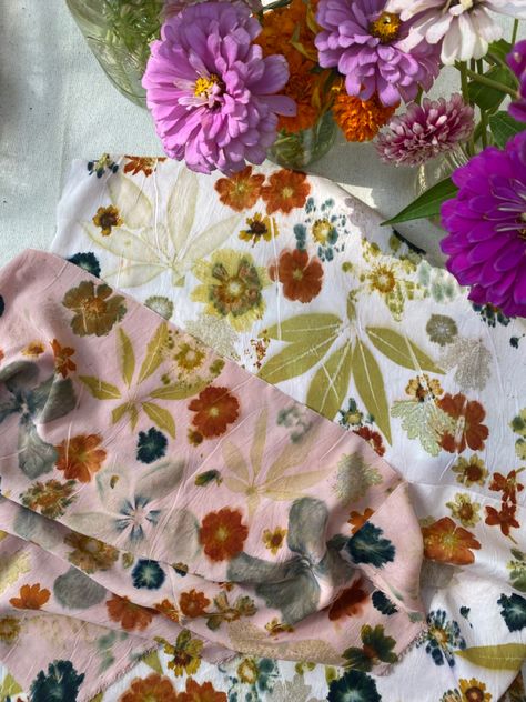 Self-paced online natural dye course by The Barefoot Dyer. Covers the entire process of eco printing with flowers & leaves. 🌿✨ #naturaldye #plantdye #botanicaldye #ecoprint Printing With Flowers, Flower Pounding, Handkerchief Crafts, Diy Dye, Eco Dyeing, Eco Print, Natural Dyeing, Botanical Dyeing, Eco Printing