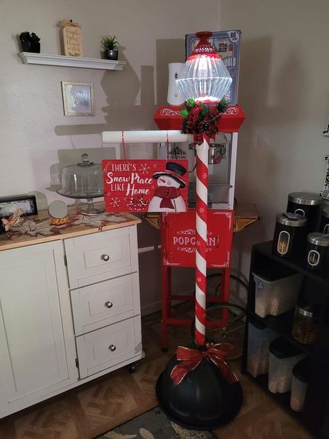 Grinch Lamp Post, Christmas Lamp Post Decorations Diy, Dollar Tree Lamp Post Diy, Christmas Lamp Post Diy, Pvc Pipe Christmas Decorations, Dollar Tree Lamp Post, Diy Christmas Lamp Post, Christmas Lamp Post Decorations, Christmas Lamp Post