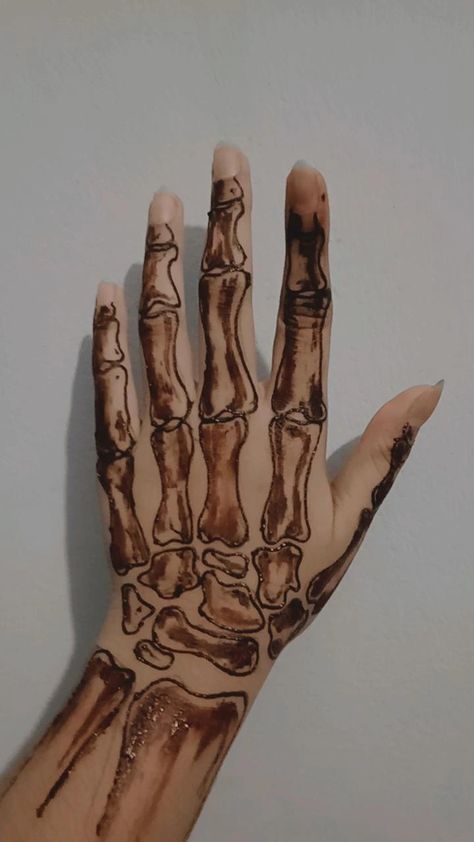 Hand tattoo henna Goth Henna, Aesthetic Tattoo Designs, Tattoo Ideas Hand, Tattoo Designs Hand, Monster Skeleton, Hand Tattoo Ideas, Hand Skeleton, Henna Tattoo Designs Hand, Design Henna