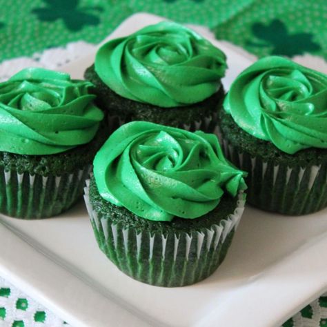 Gayle's Green Velvet Cupcakes "Just in time for St. Patrick's Day events, this one is sure to add a little green to any tongue! " Green Velvet Cupcakes, Homemade Buttercream Icing, Irish Cream Cupcakes, American Buttercream Recipe, Homemade Cupcake Recipes, Blue Ribbon Recipes, Homemade Buttercream Frosting, Green Desserts, Green Cupcakes