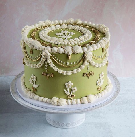 Victorian Cakes, Bolo Vintage, Vintage Birthday Cakes, Happy Monday Everyone, Pretty Dessert, Cute Baking, Creative Birthday Cakes, Funfetti Cake, Cake Decorating Designs