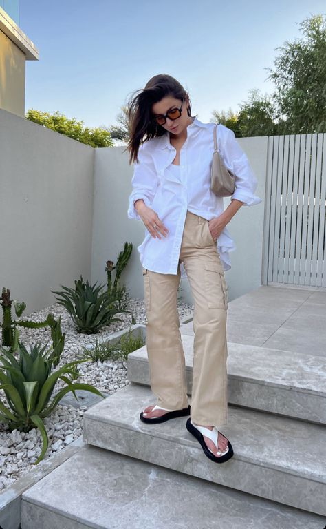 Crème Colored Pants Outfit, Cream Utility Pants Outfit, Cargo Pants Shirt Outfit, Cream Cargo Pants Outfit Winter, Outfit Ideas Cargo, Linen Shirt Outfit Women, Cargo Outfits Women, Cargo Pants Cream, Casual Outfits Hijab