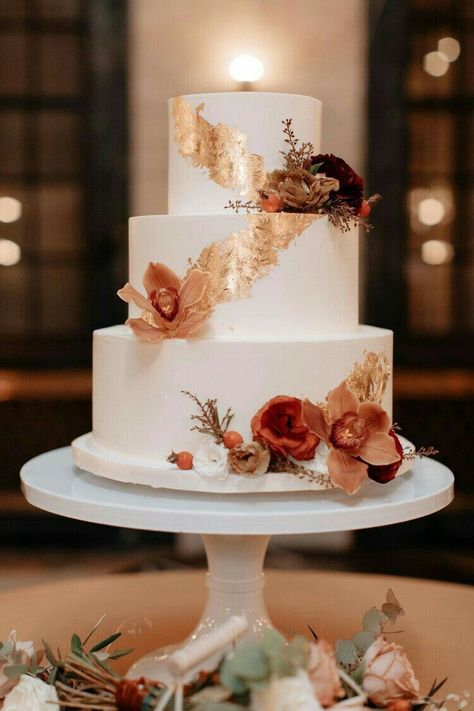 Rust Wedding Cake Ideas, Rust Orange Wedding Cake, Wedding Cakes With Gold Accents, Rust Wedding Cake, Rust Cake, Terracotta Wedding Cake, Copper Wedding Cake, Red Ranunculus, Orange Wedding Cake