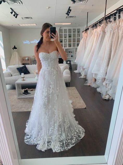 Wedding Dress Big Train, Wedding Dress Big, Wedding Dress Strapless, Big Wedding Dresses, Wedding Dresses With Flowers, A Line Wedding Dress, Wedding Dresses Strapless, Marchesa, A-line Wedding Dress