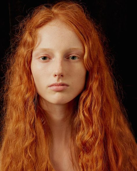 Bleached Eyebrows, Gucci Beauty, Redhead Makeup, Gucci Spring, Natural Redhead, Model Face, Poses References, Strawberry Blonde, 2019 Fashion