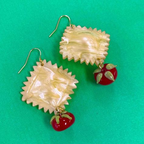 MackBecks • Mackenzie Becker on Instagram: "Good news coming to you 🗞 🍝 🍅✨‼️ Our [sold out] Tortelli e Pomodoro Earrings + Bolos are on their way to our pals @nooworks for a fresh lil restock, along with a variety of tasty treats from our Italia Capsule Collection ✈️ 🧳 To hold you over until they drop, here are some of my fave pasta dishes I enjoyed all over Italy in 👇 📍 Bologna 🍝 📍Florence 🍅 📍Amalfi 🦐 #italyfood #italianfoodphotography #italiafood #italianvacation #amalficoastitaly # Italian Food Photography, Kitchen Plants, Accessorize Bags, New Coming, Italian Vacation, Italy Food, Book Clothes, Ceramic Kitchen, Kansas City Mo