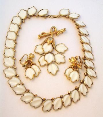 Stunning Trifari White Molded Glass Necklace Brooch Earrings Set #vintagejewelryset #Trifari #moldedglassjewelry $110.00 Vintage Jewelry Sets, Trifari Jewelry, Vintage Trifari, Crown Trifari, Vintage Necklaces, Glass Pieces, Lovely Jewellery, Dream Jewelry, Glass Necklace