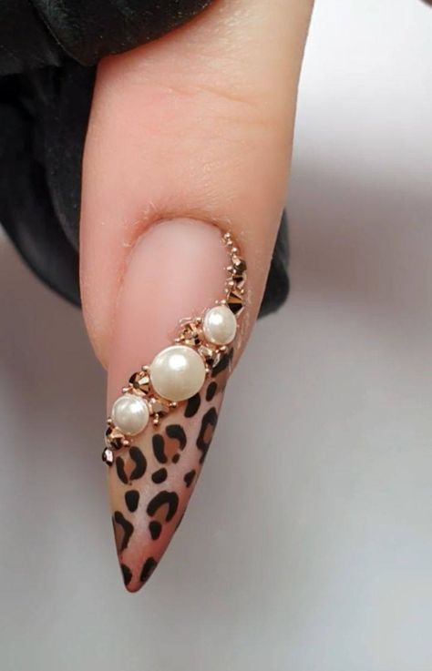 How to draw a panther print on a nail | By Alina Hoyo Nail Artist Tiger Nails Designs, Gemstone Nails, Tiger Nails, Set Nails, Men Tattoos, Swarovski Nails, Stiletto Nails Designs, Leopard Nails, Nail Art Designs Videos