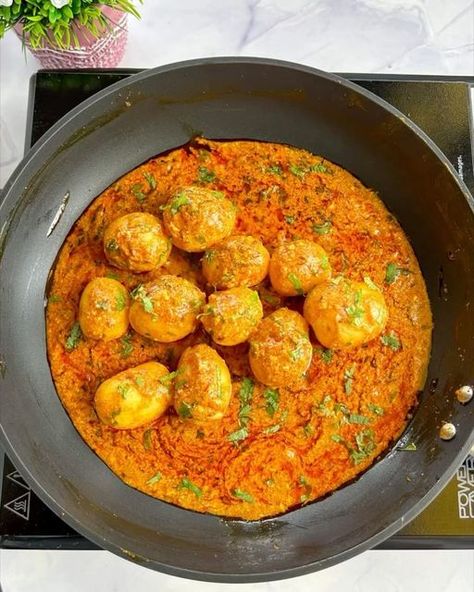 Dum Aloo, Food Recommendations, Garlic Chutney, Quiche Recipes Easy, Bengali Food, Garlic Potatoes, Indian Cooking Recipes, Garlic Recipes, Quiche Recipes