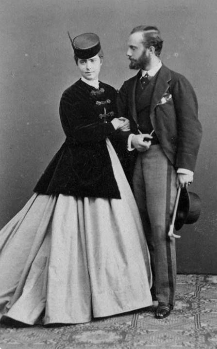 1850s Fashion, 1860 Fashion, Victorian Couple, Simply Fashion, Victorian Photos, Victorian Costume, 19th Century Fashion, Victorian Clothing, Victorian Women