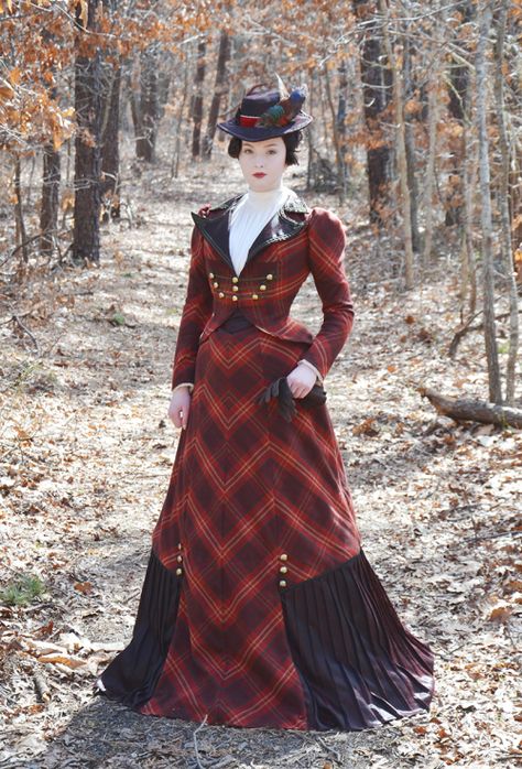 tutoriales varios siglos Ringmaster Jacket, Newsies Costume, Angela Clayton, Autumn Picnic, Character Studies, Walking Dress, Costume Sewing, 1890s Fashion, Historical Dress