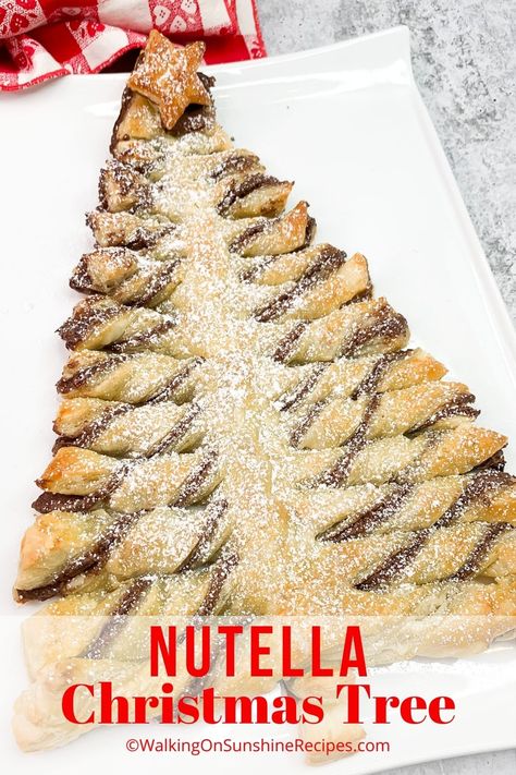 Puff Pastry And Nutella Christmas Tree, Christmas Wreath Puff Pastry, Cresent Roll Recipes Christmas Tree, Christmas Breakfast Table Ideas, Christmas Tree Crossiant, Christmas Nutella Tree, Christmas Breakfast Sweet Ideas, Nutella Xmas Tree Puff Pastry, Christmas Tree Croissant