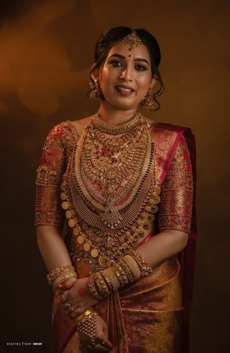 South Indian Bride Jewellery, Kerala Hindu Bride, Indian Brides Jewelry, South Indian Wedding Saree, South Indian Bride Saree, South Indian Bridal Jewellery, Good Jewelry, Indian Bride Makeup, Kerala Bride