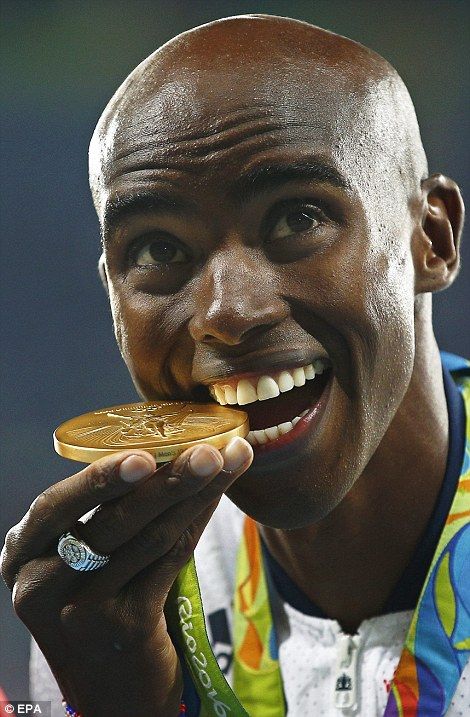 Farah takes a bite out of his medal out on the track Badminton Photos, Mo Farah, Track And Field Athlete, Ms Dhoni Photos, World Athletics, Sports Personality, Rio Olympics 2016, Team Gb, Usain Bolt