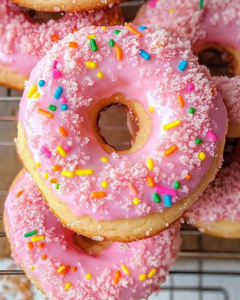 These soft and pink-frosted Crumbl Pink Donut Cookies are inspired by classic donuts, making them a sweet and fun treat for all ages! Pink Donuts Aesthetic, Moms Food, Donut Cookies, Confetti Cookies, Pink Cookies, Pink Donut, Pink Donuts, Tutorials Drawing, Cookie Frosting