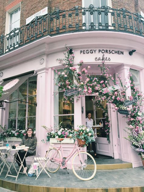 Pink Bakery, Peggy Porschen Cakes, London Victoria, Gluten Free Guide, Peggy Porschen, Vintage Bakery, Bakery Shop Design, Cute Bakery, Bakery Store