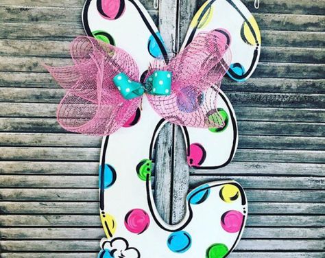 Pretty Doors, Easter Patterns, Diy Frühling, Easter Wood Crafts, Bunny Door Hanger, Cricket Ideas, Door Hangers Diy, Easter Door Hanger, Painted Door