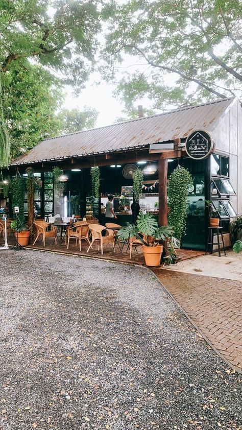 Cabin Cafe Design, Open Air Coffee Shop, Rustic Restaurant Exterior, Cafe Designs Exterior, Rustic Cafe Exterior, Cafe Patio Ideas, Farmhouse Restaurant Exterior, Al Fresco Cafe Design, Farmhouse Cafe Design