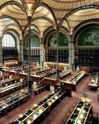 Bibliothèque Nationale de France, Paris : site Richelieu-Louvois. La salle de lecture Labrouste  créée par Henri Labrouste en 1854. La salle ovale à quant a elle été faite par Jean-Louis Pascal en 1975. Henri Labrouste, Lots Of Books, Beautiful Library, Reading Room, Paris Travel, To Study, Somerset, Bookstore, Paris France