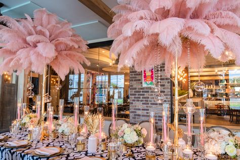 Pink Gatsby Party, Pink Great Gatsby Party, Pink Roaring 20s Party, Birds Of A Feather Party Theme, Pink Masquerade Party, Pink Feather Centerpieces, Mascarade Party Decorations, Pink Feather Table Decor, Pink Ame Gold Feather Chamdaleir