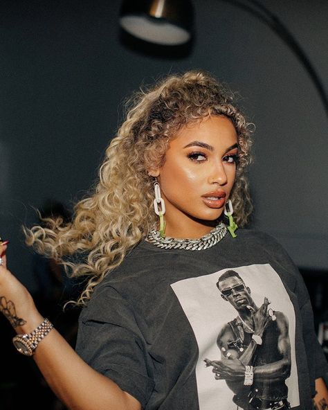 Danileigh Wallpaper, Dani Leigh, Streetwear Fashion Black, Fits Ideas, Black Photography, Curl Styles, Black And Blonde, Hair Ponytail Styles, Types Of Girls