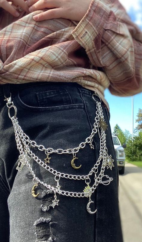 Chains For Clothes, How To Make A Belt Diy, Jeans Accessories Jewelry, How To Wear A Chain Belt, Jean Chains Aesthetic, Waist Chain Outfit Jeans, Chains On Jeans, Chains For Jeans, Chain Outfit Aesthetic