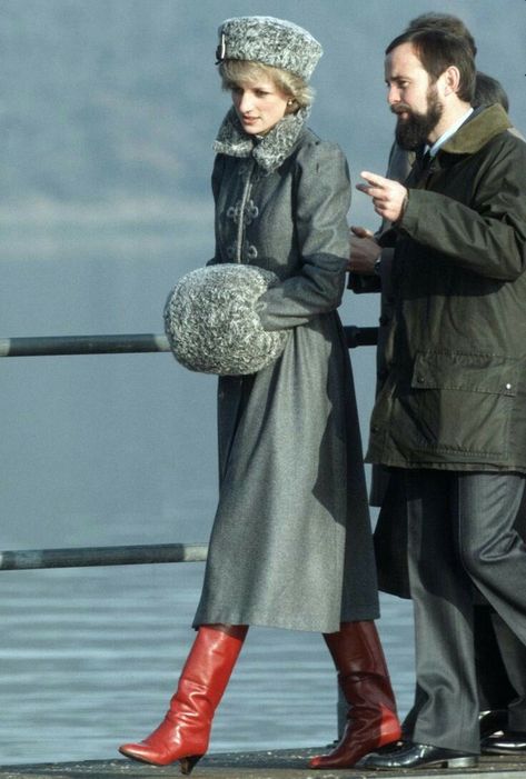 Royalty Fashion, Princess Diana Fashion, Princess Diana Family, Princess Diana Photos, Princess Diana Pictures, Princes Diana, Diana Fashion, Lady Diana Spencer, Diana Spencer