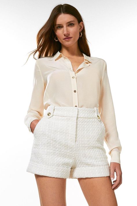 Elegant Shorts With Buttons, Elegant Shorts Outfit, Luxury Elegant Beige Shorts, Tweed Shorts Outfit, Chic Summer Tweed Shorts, Luxury High Waist Beige Shorts, Chic Cream High-waisted Shorts, Classy Shorts, Style For Short Women