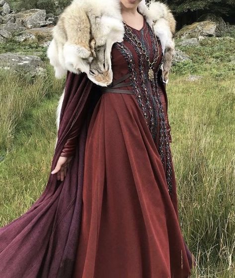 Gunnhild Vikings, Viking Yule, Lotr Oc, Asoiaf Fashion, Dr Mundo, Tangled Wedding, Historical Clothes, Viking Dress, Viking Wedding