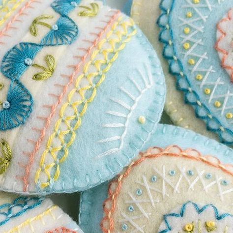 Felt Easter Eggs Pattern, Different Embroidery Stitches, Easter Egg Embroidery, Easter Motifs, Felt Easter Eggs, Felt Easter Crafts, Diy Easter Eggs, Modern Hand Embroidery Patterns, Modern Hand Embroidery