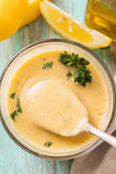 This lemon aioli is perfect for all your summer dishes. It's light, refreshing, and goes great with seafood or chicken. Plus, it's really easy to make! Give this sauce a try today. Lemon Aoli, Make Garlic Bread, Low Carb Burger, Keto Burger, Lemon Aioli, Aioli Recipe, Low Card, Marinade Sauce, Burger Sauce