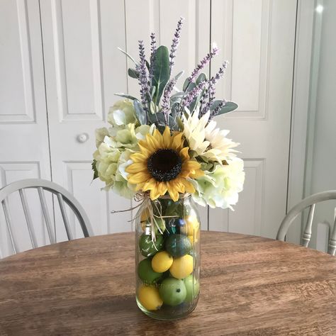 Table Decor With Lemons, Kitchen Table Floral Centerpiece, Rustic Farmhouse Kitchen Ideas Country Home Decor, Sunflowers Decor, Kitchen Table Flower Arrangements, Kitchen Flowers Decor, Kitchen Table Center Pieces, Lemon Table Decor Centerpieces, Kitchen Table Centerpiece Ideas Everyday