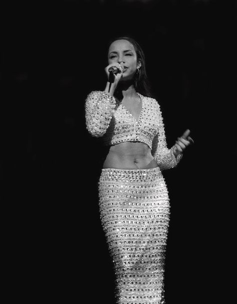 Sade Live, Rosemont Illinois, Sade Adu, Singer Fashion, Marvin Gaye, On Stage, Style Icon, Style Icons, Illinois