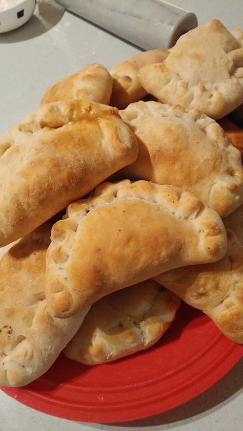 Homemade Pizza Pockets [freezer friendly] – Dance Mom Lifestyle Homemade Pizza Pops Recipes, Pizza Pockets Homemade Dough, Pizza Pops Homemade, Pre Made Lunches, Pizza Pockets Homemade, Deep Fried Pizza, Bannock Bread, Hot Pocket Recipes, Homemade Pizza Pockets