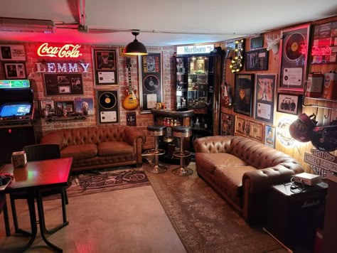 Old School Home Decor, Student Hangout Space, Retro Man Cave, Loft Man Cave Ideas, Cool Garage Ideas Man Cave Stuff, Garage Couch, Cool Basement Ideas Hangout Room, Garage Bar Ideas Man Caves, Garage Lounge Ideas