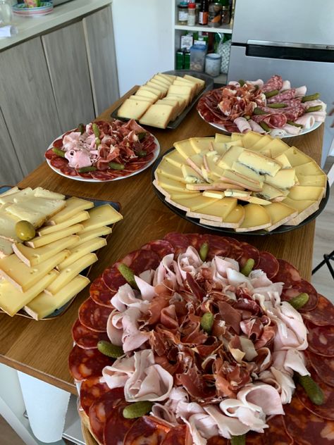 Raclette Ideas Dinner Parties, Raclette Aesthetic, Raclette Party Decoration, Table Raclette, Raclette Ideas, Raclette Dinner Party, Raclette Recipes, Raclette Party, Catering Food Displays