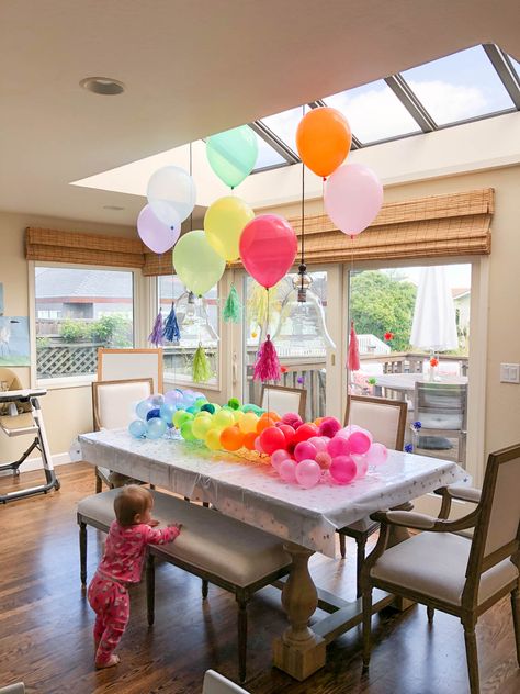 Adele Birthday, Balloon Centerpieces Diy, Rainbow Centerpiece, Kids Party Centerpieces, Party Centerpieces Diy, Rainbow Themed Birthday Party, Pink And Gold Birthday Party, Vintage Birthday Parties, Rainbow First Birthday