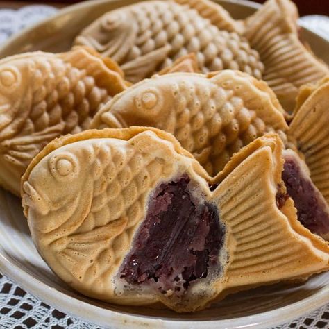 Taiyaki - Gastro Obscura Tokyo Street Food, Japanese Pastries, Japanese Street Food, Sweet Red Bean, Red Cake, Japanese Dessert, Red Bean, Fish Cake, Cafe Food