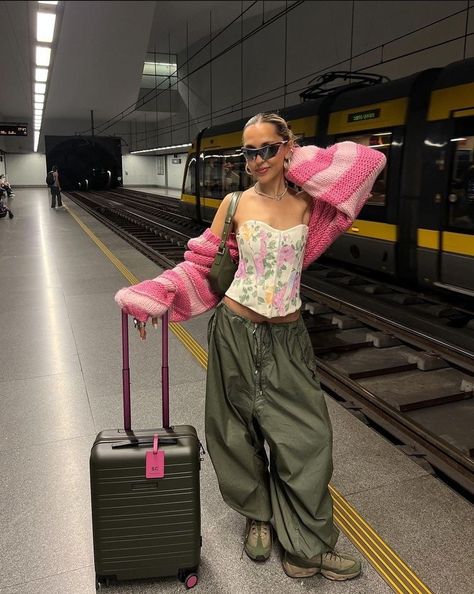 Pink Cardigan Outfit, Colored Pants Outfits, Pink Cargo Pants, Corset Outfit, Cargo Pants Outfit, Casual Sweaters, Mode Inspiration, Style Outfits, Fashion Killa