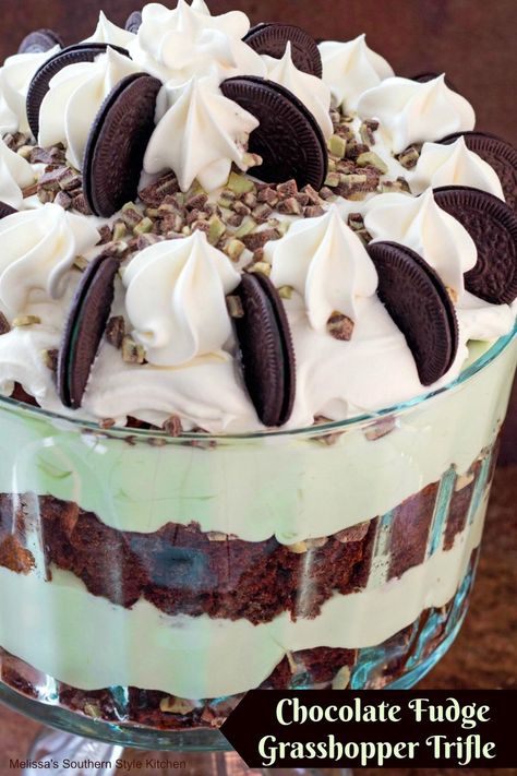 Chocolate Fudge Grasshopper Trifle Mint Oreo Trifle, Grasshopper Trifle, Trifle Chocolate, Mint Pudding, St Patrick's Day Desserts, Trifle Bowl Recipes, Trifle Cake, Trifle Dessert Recipes, Trifle Recipes