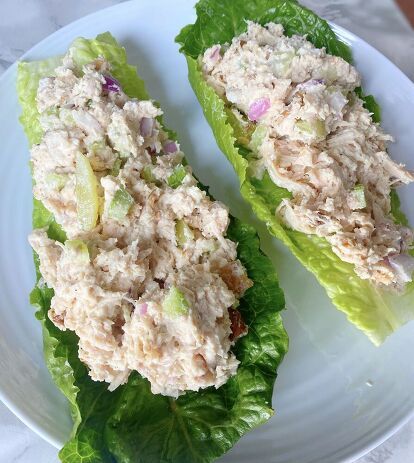 Try this delicious and easy-to-make chicken salad boats recipe with rotisserie chicken, celery, grapes, and walnuts. Perfect for a quick and healthy meal that's packed with flavor and nutrients. Mayo, Greek yogurt, and lemon juice add a tangy twist to this classic salad, while Romaine lettuce makes a perfect wrap. Salad Boats, Keto Tuna Salad, Lettuce Boat, Best Tuna Salad Recipe, Best Chicken Salad Recipe, Best Tuna Salad, Minute Chicken, Grilled Artichoke, Leftover Rotisserie