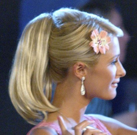 ponytail Paris Hilton Pink Aesthetic, Paris Hilton Short Hair 2000s, Paris Hilton Ponytail, Paris Hilton Phone, Paris Hilton Sunglasses 2000, Paris Hilton, My Style, Hair, Pink